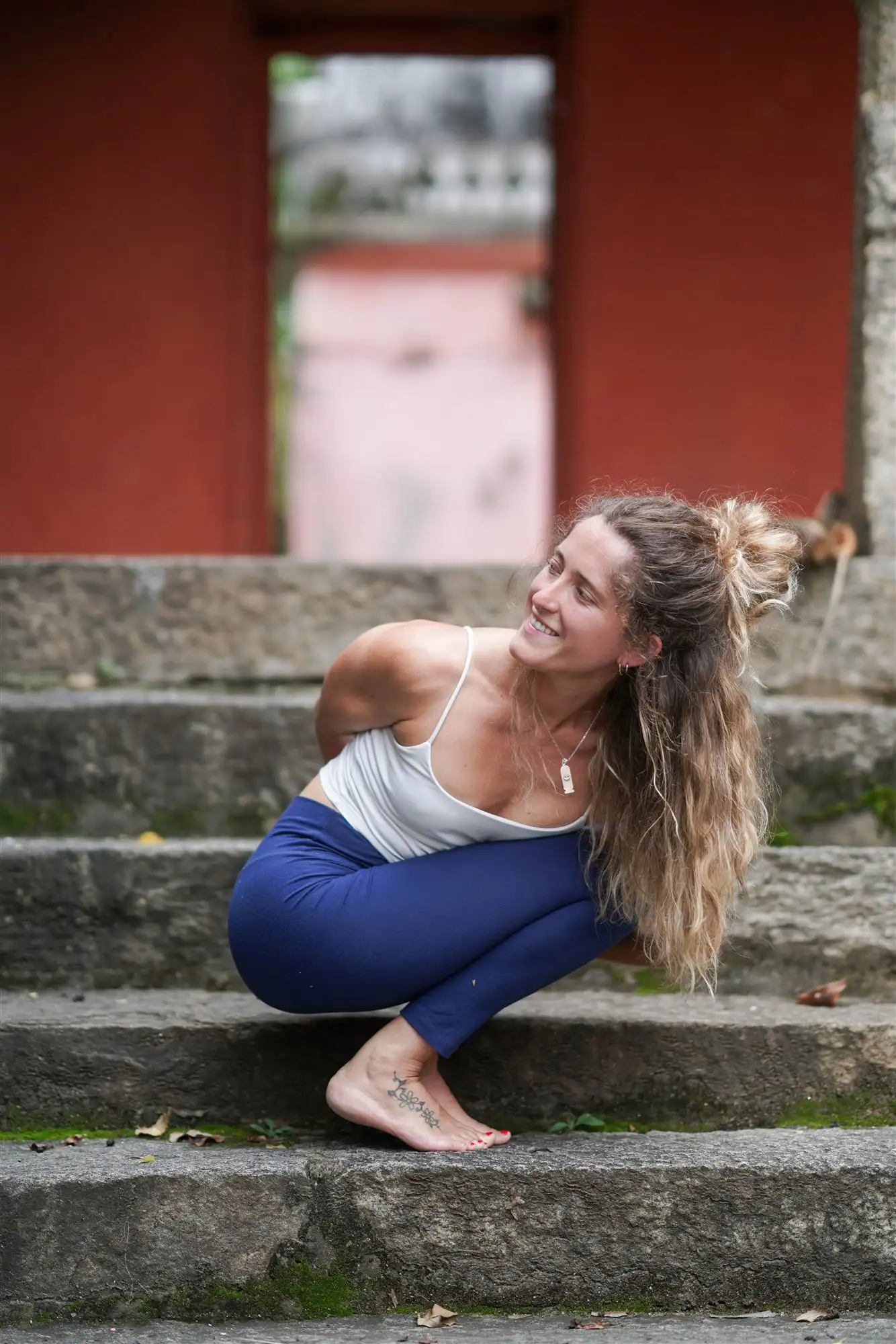 Marina sentada en unas escaleras de piedra